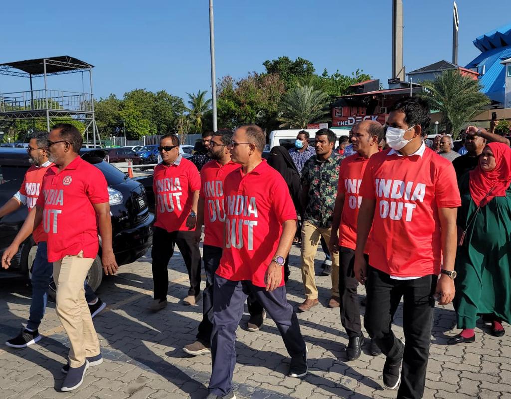 އިދިކޮޅު ކޯލިޝަންގެ އިސްވެރިން ފުލުސް އޮފީހަށް ހާޒިރުކުރަނީ