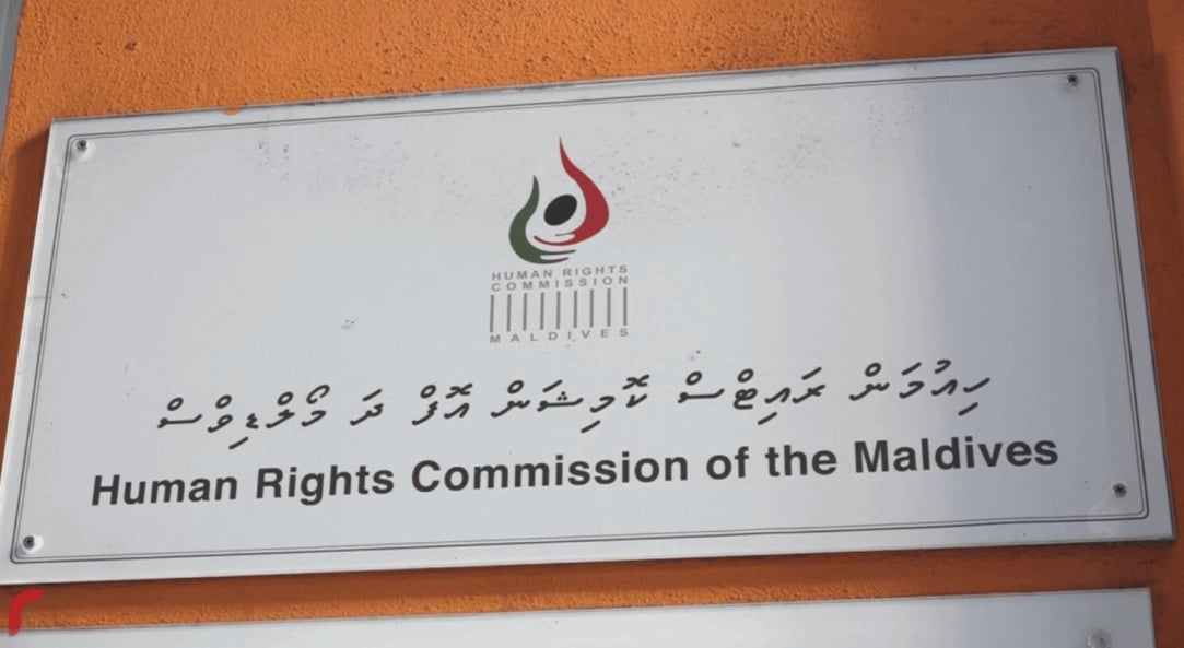 ވައްކަމުގެ ތުހުމަތު ކުރެވުނު މީހަކަށް އަނިޔާކޮށް މޫދަށް އެއްލާލި ވީޑީއޯ ދައުރު ނުކުރުމަށް އިލްތިމާސްކޮށްފި