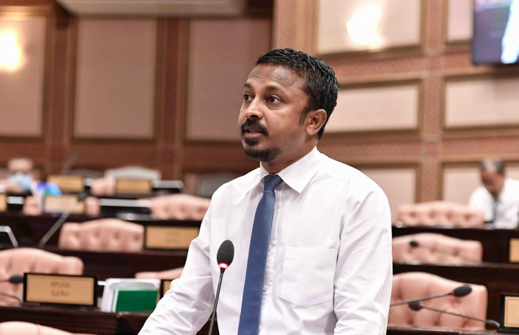 ބާ އިމްތިހާނު ފަސްކުރަންޖެހޭ: އުޝާމް