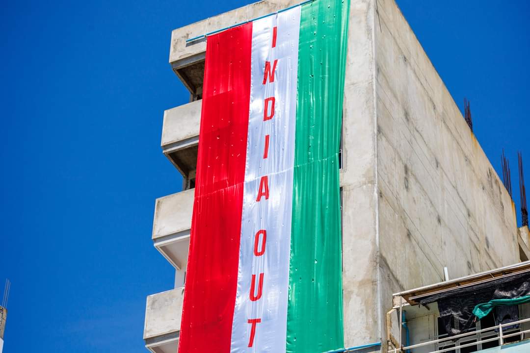 އިންޑިއާ އައުޓް ބެނާ ދެމި ދެ ގެއެއްގެ ވެރިން ފުލުހަށް