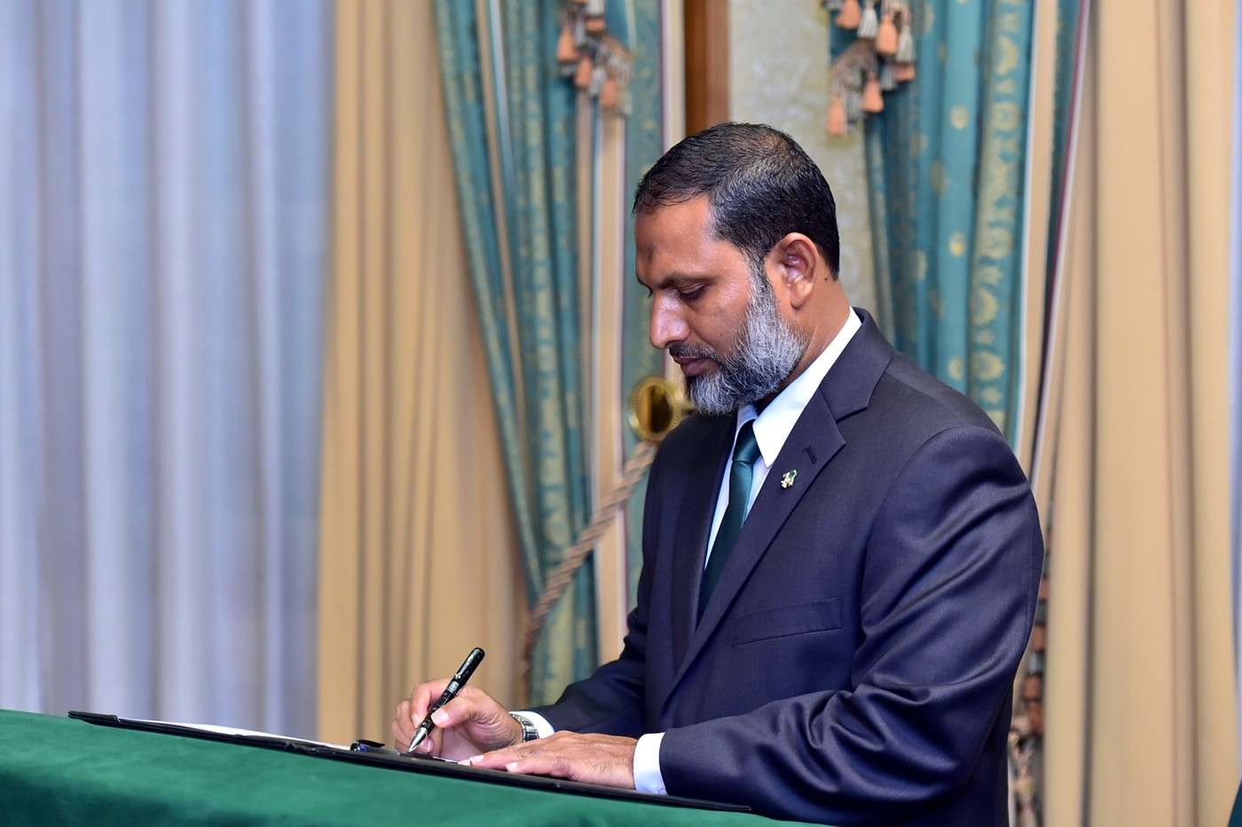 ލުއިދީފައިވާ, ޝަރުތުތައް ފުރިހަމަކުރާ ފަރާތްތަކުގެ ޕާސްޕޯޓެއް ނުހިފަހައްޓާ: އިމްރާން