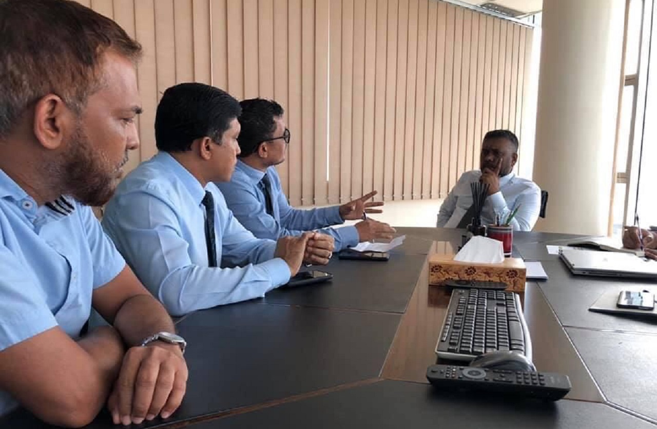 އޭޑީސީން މިނިސްޓަރ ފައްޔާޒް އާއި އެކު ބޭއްވި ބައްދަލުވުމުގެ ތެރެއިން