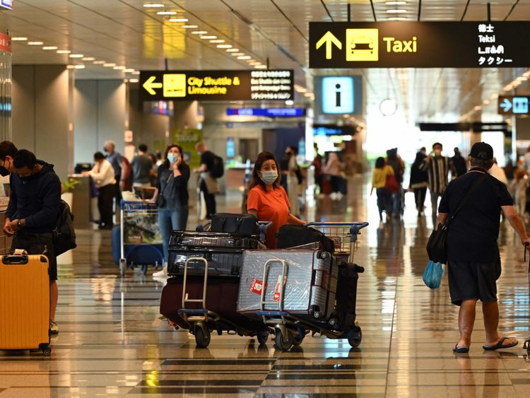 Travellers arrive at Changi International Airport in Singapore on April 1, 2022, as Singapore reopened its land and air borders to travellers. (Photo: AFP)