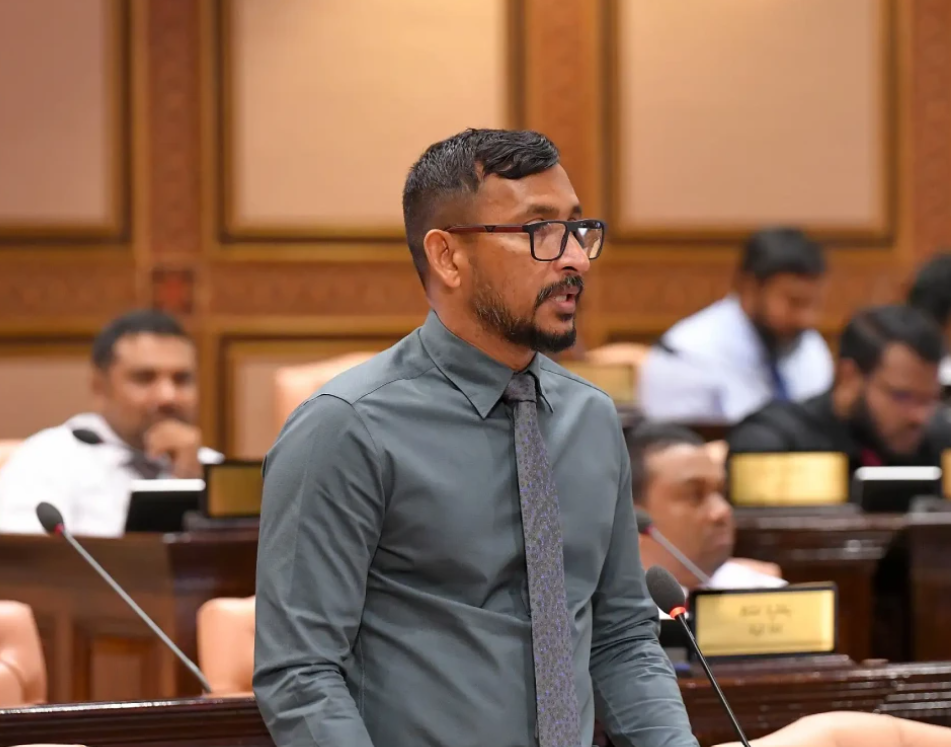 މަޖިލީހުގެ ޖަލްސާއެއްގައި މެމްބަރު ފަލާހު