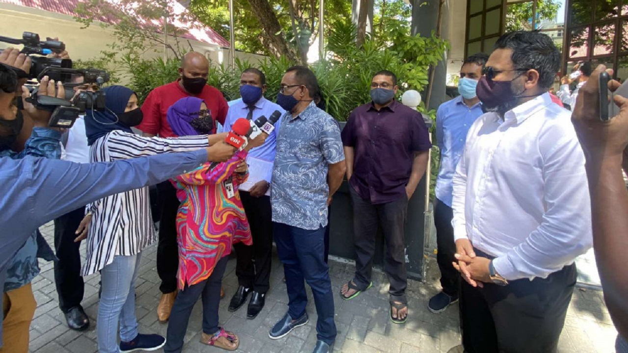 އިދިކޮޅު ކޯލިޝަނުން މައްސަލަ ހުށައެޅުމަށް ކޯޓަށް ގޮސް ކޯޓު ބޭރުގައި