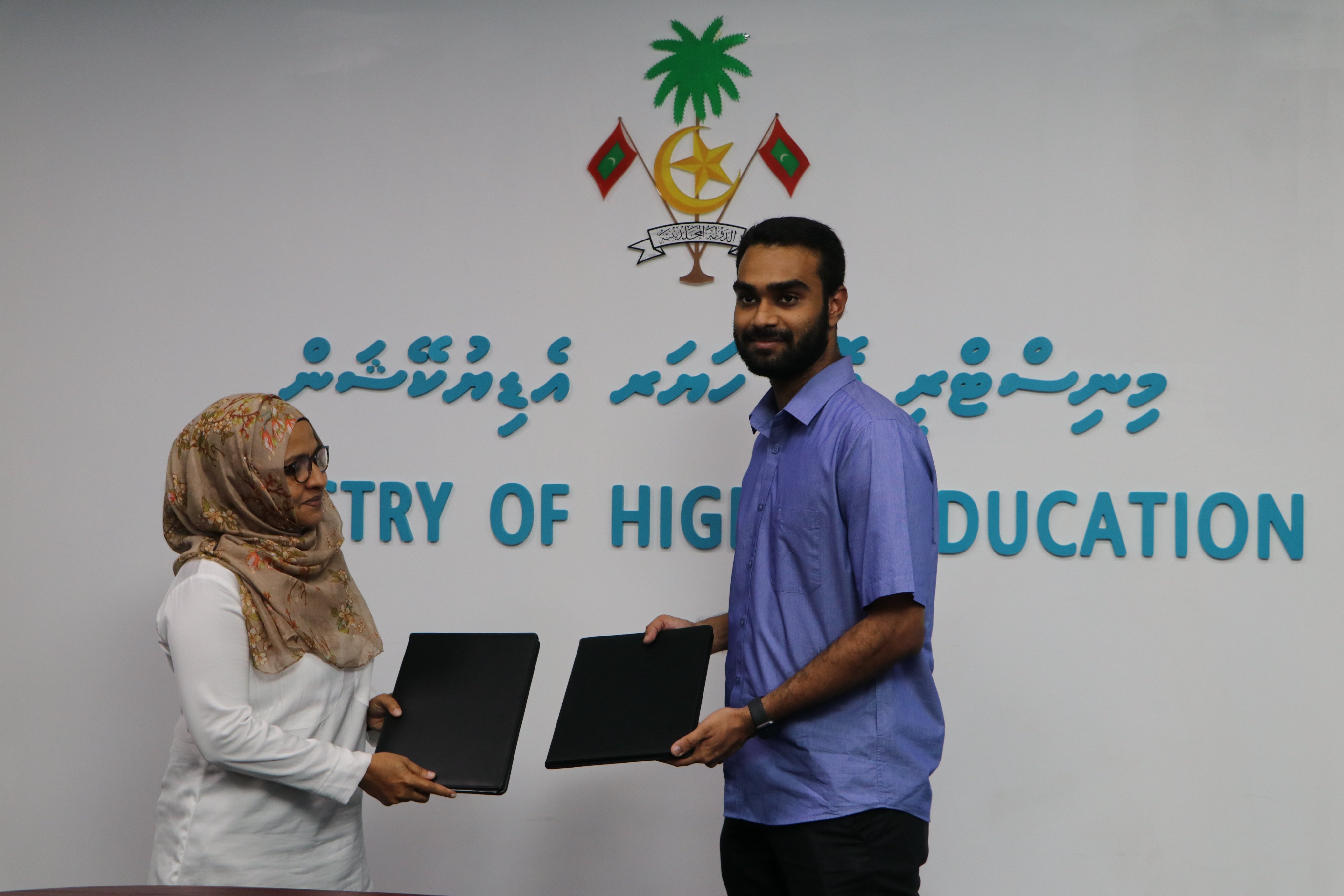 ހިލޭ ޑިގްރީ ޕްރޮގްރާމާއި ގުޅޭ ދިރާސާއެއް ހަދަނީ