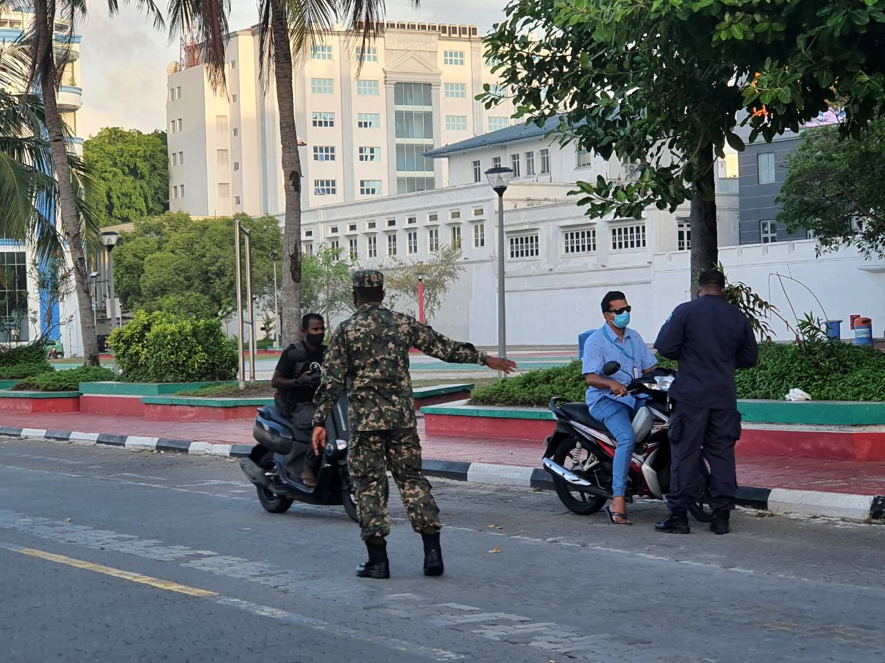 ކާފިއު ގަޑީގައި ސިފައިން އަދި ފުލުހުން، މާލެ ސަރަހައްދު ޕެޓްރޯލް ކުރަމުންދަނީ. (ފޮޓޯ: ޝާހް، ރަސްއޮންލައިން)