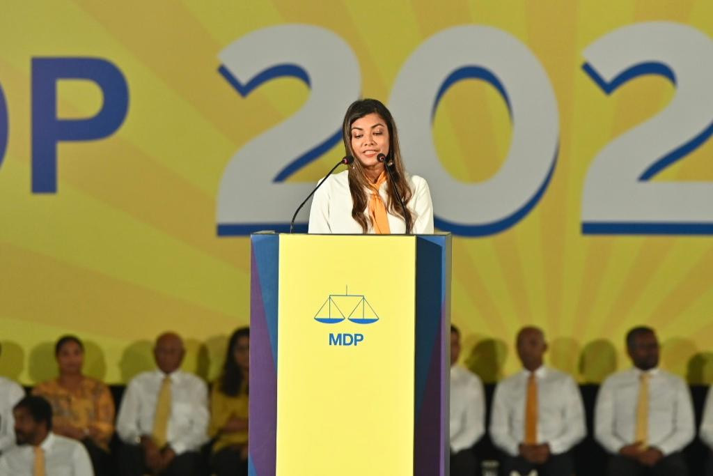 ރައީސް ނަޝީދު ޑިމޮކްރަސީގެ ވާހަކަ ދެއްކެވުމުން މިހާރު އަންނަނީ ހިނި: ރޮޒޭނާ