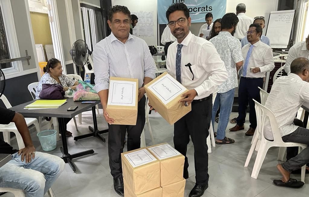 ދަ ޑިމޮކްރެޓްސްގެ މެންބަރުންގެ ލިސްޓް ލީކުވެއްޖެ; މައްސަލަ ޕޮލިހަށް