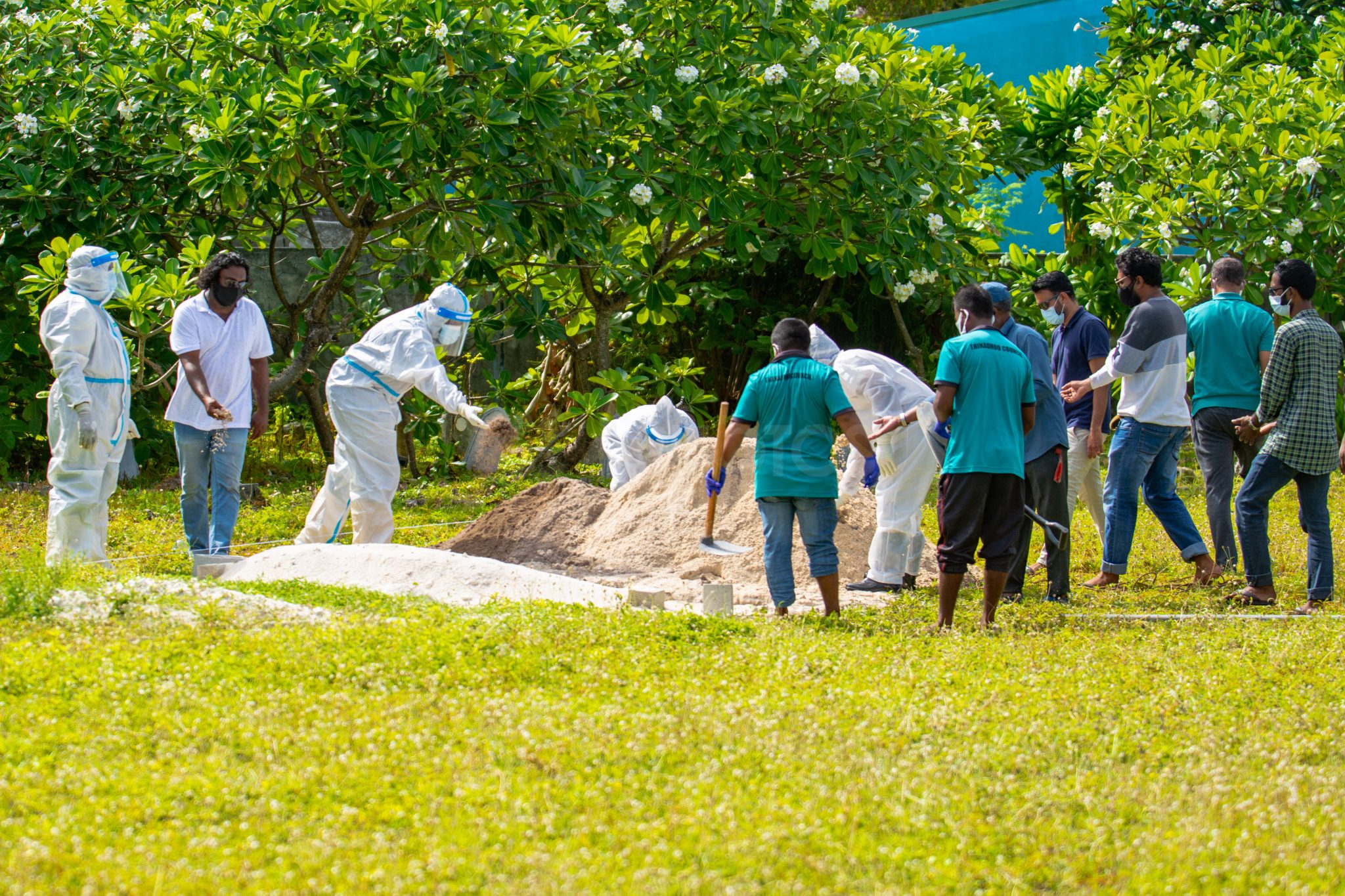 ކޮވިޑްގައި ނިޔާވި މީހެއްގެ ޖަނާޒާ