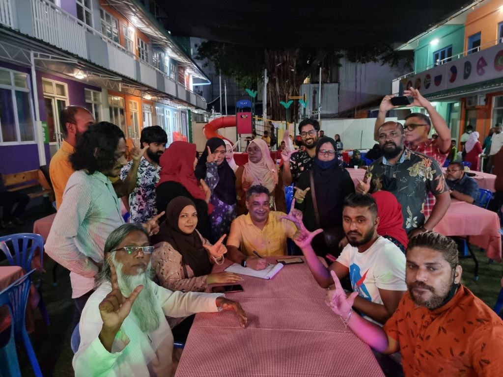 ގައިޑެންސް އައްބާސް ބަރުލަމާނީ އަށް ސޮއިކުރުން