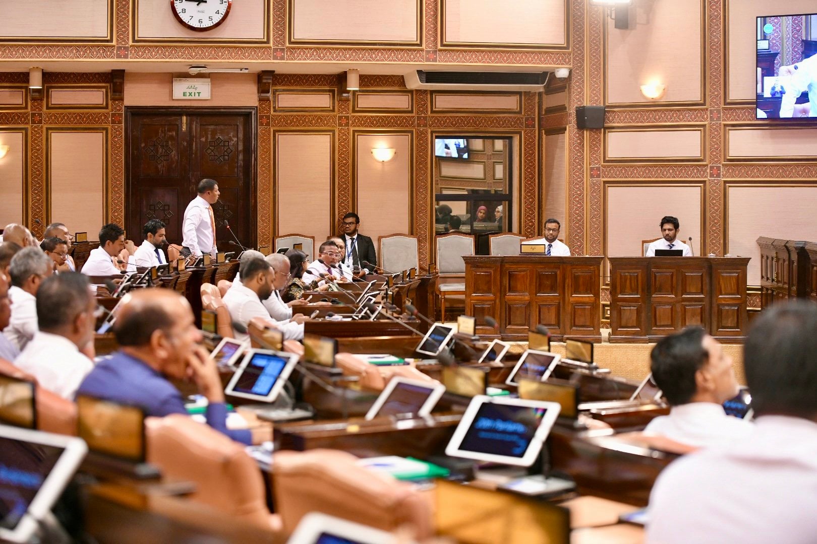 އުމުރުން 75 އަހަރާ ހަމައަށް ދައުލަތުގެ ވަޒީފާގައި ހުރެވޭގޮތަށް ހުށަހެޅި ބިލު ފާސްކޮށްފި