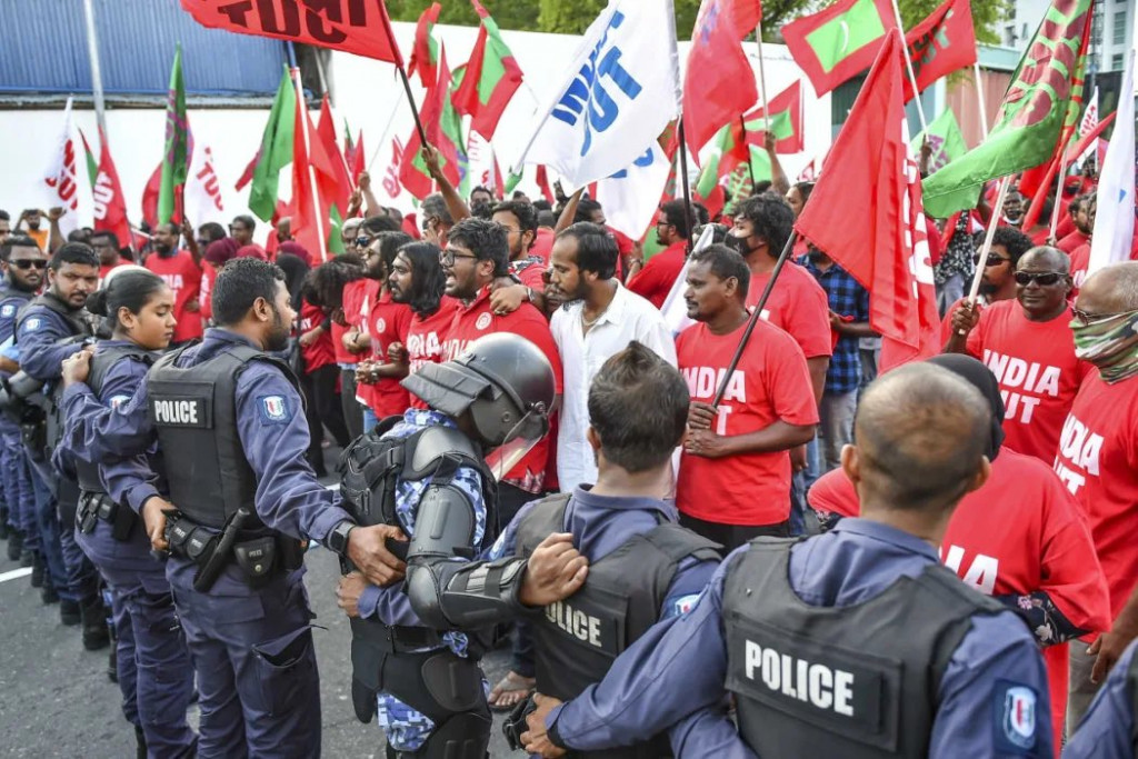 އިންޑިއާ އައުޓް މުޒާހަރާތައް ހުއްޓުވާތީ އެމްނެސްޓީން ކަންބޮޑުވުން ފާޅުކޮށްފި