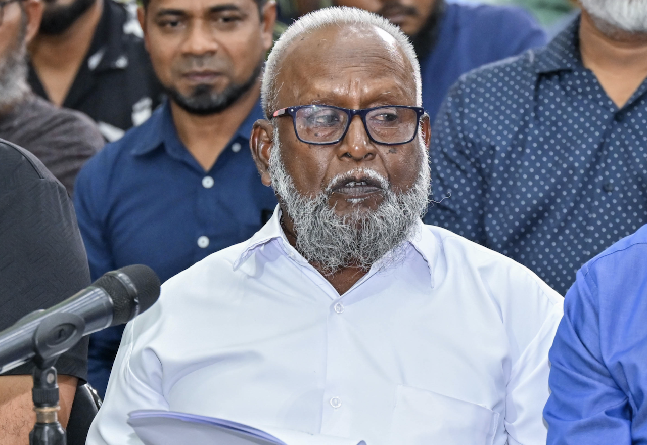 ރައީސްގެ ބައްދަލުވުމެއްގައި ފަނޑިޔާރު ޝުޖޫނަށް ޑރ. އިޔާޒްގެ ބައްޕަ ފުރައްސާރަ ކުރުން ކުށްވެރިކޮށްފި