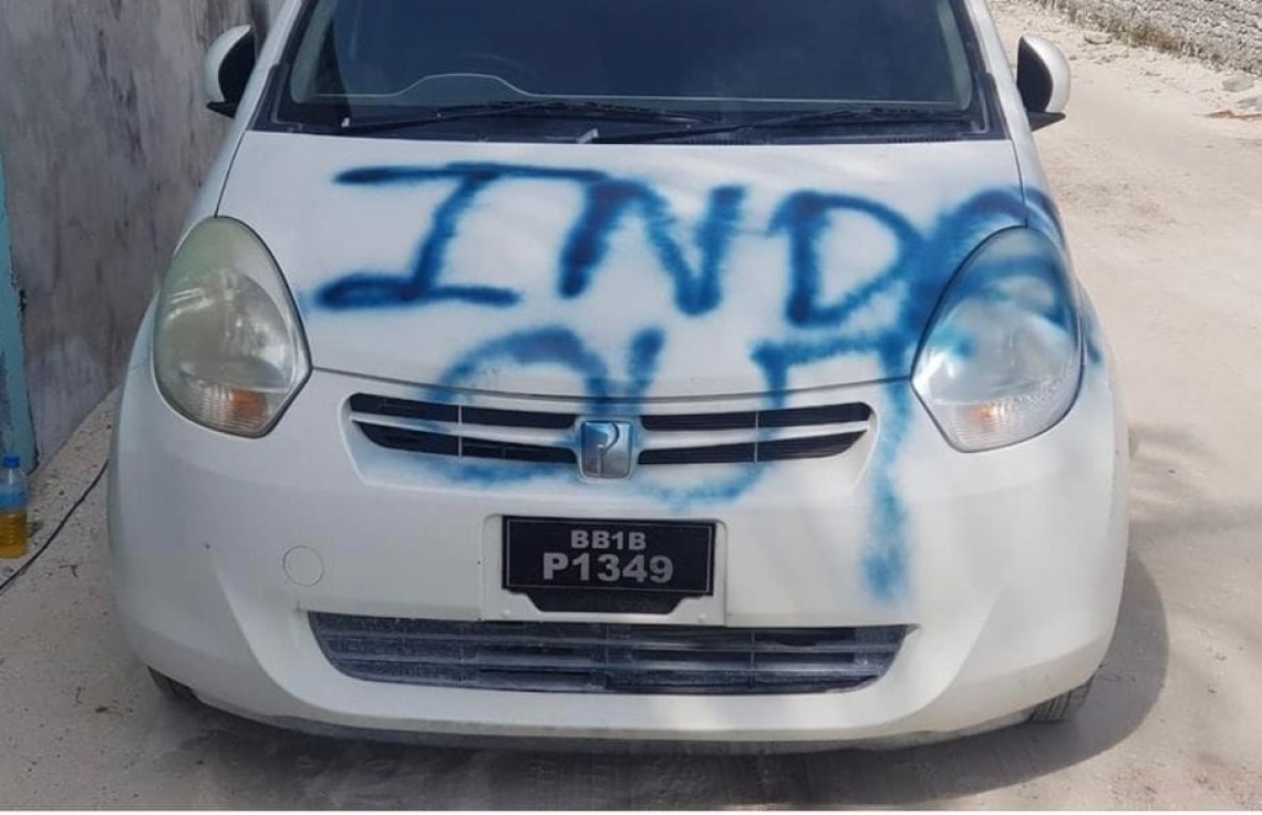 އައްޑޫ މޭޔަރ ނިޒާރު ކާރުގައި އިންޑިއާ އައުޓް!