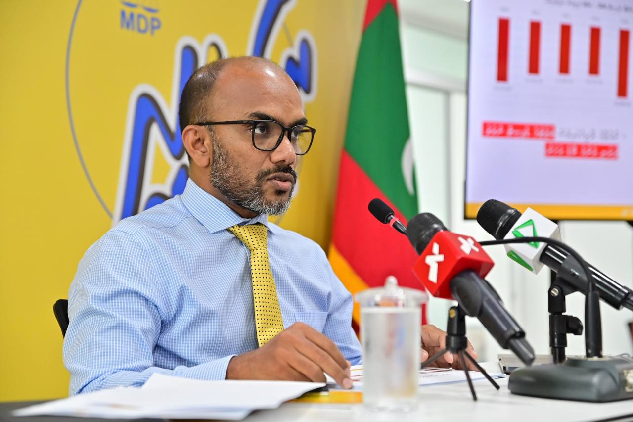 ކުރީގެ ފިނޭންސް މިނިސްޓަރު އަމީރު އޭސީސީގެ ތަހުގީގަށް ހާޒިރުކުރަނީ