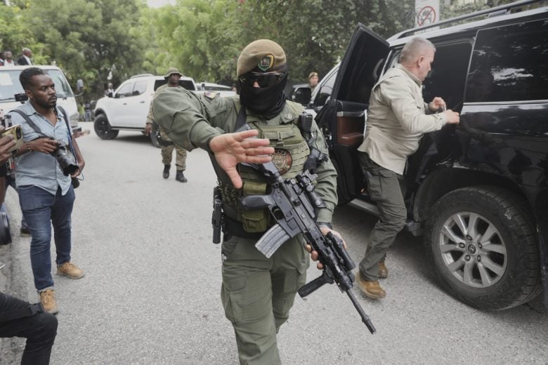 ކޮލަމްބިއާގެ ރައީސް އަވަހާރަކޮށްލަން ދިން ހަމަލާ ނާކާމިޔާބު ކޮށްލައިފި