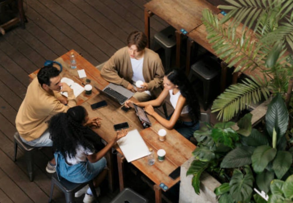 ކޮފީ މޭޒެއްގައި އެކުވެރިން-