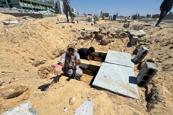 Palestinians prepare graves in a cemetery in Khan Younis, southern Gaza [Mohammed Salem/Reuters]