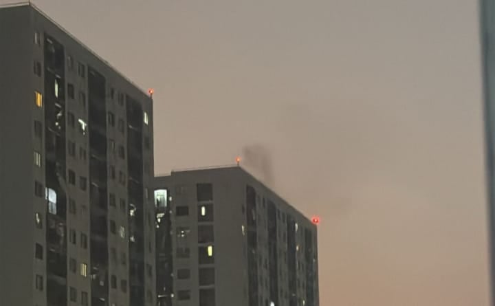 ރޯވި ހިޔާ ޓަވަރުގެ މައި ފާޚާނާ ހޮޅި އަށް ގެއްލުންވެ، ބައެއް އެޕާޓްމެންޓުތަކުގެ ފާޚާނާ ބޭނުންނުކުރެވޭ