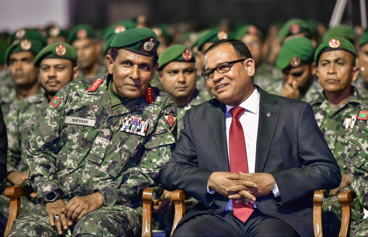 އާދަމް ޝަރީފް އަދި ކުރީގެ ޗީފް އޮފް ޑިފެންސް ފޯސްގެ މޭޖަރ ޖެނެރަލް އަޙްމަދު ޝިޔާމް