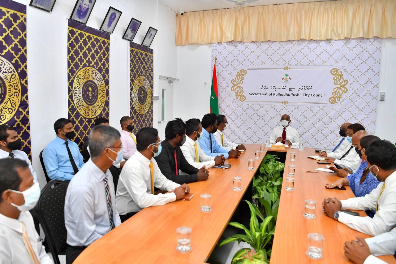 ރައީސް ސޯލިހު ދާދިފަހުން ކުޅުދުއްފުއްޓަށް ކުރެއްވި ދަތުރުފުޅުގައި ސިޓީކައުންސިލްގެ މެމްބަރުންނާއި ބައްދަލުކުރައްވަަނީ