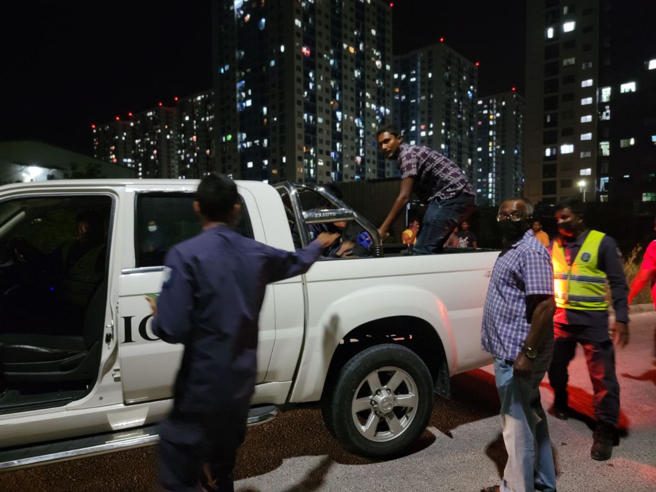 ބިދޭސީންތަކެއްގެ މެދުގައި ބޮޑު މާރާމާރީއެއް ހިނގައި ތިން މީހަކު ޒަޚަމްކޮށްލައިފި