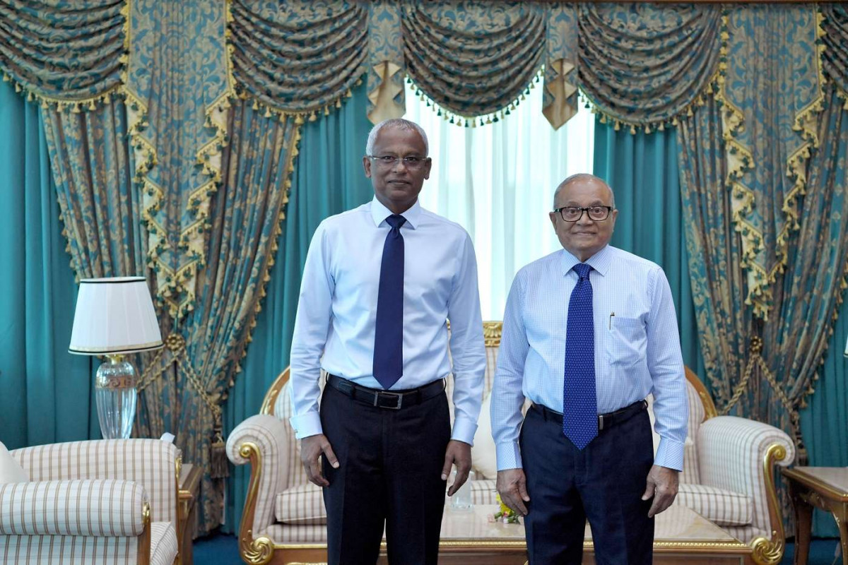 ރައީސް ސޯލިހް ރައީސް މައުމޫނާ ބައްދަލުކުރައްވަނީ