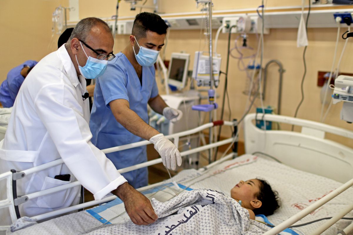 Palestinian doctors treating a patient in Shifa hospital in Gaza City. Photo: Reuters.