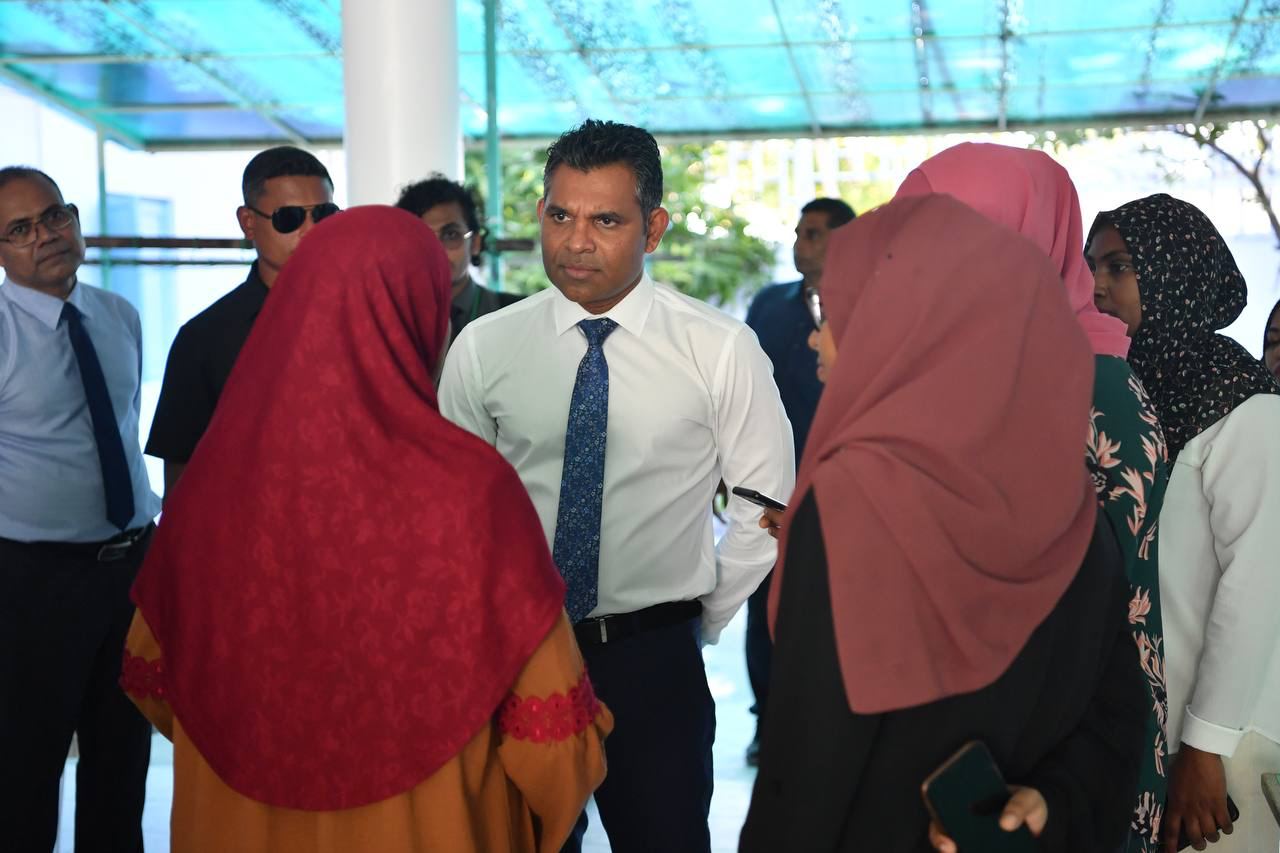 ގުރައިދޫ ޚާއްސަ އެހީއަށް ބޭނުންވާ މީހުން ތިބޭ މަރުކަޒަށް ނާއިބް ރައީސް ޒިޔާރަތްކުރައްވައިފި