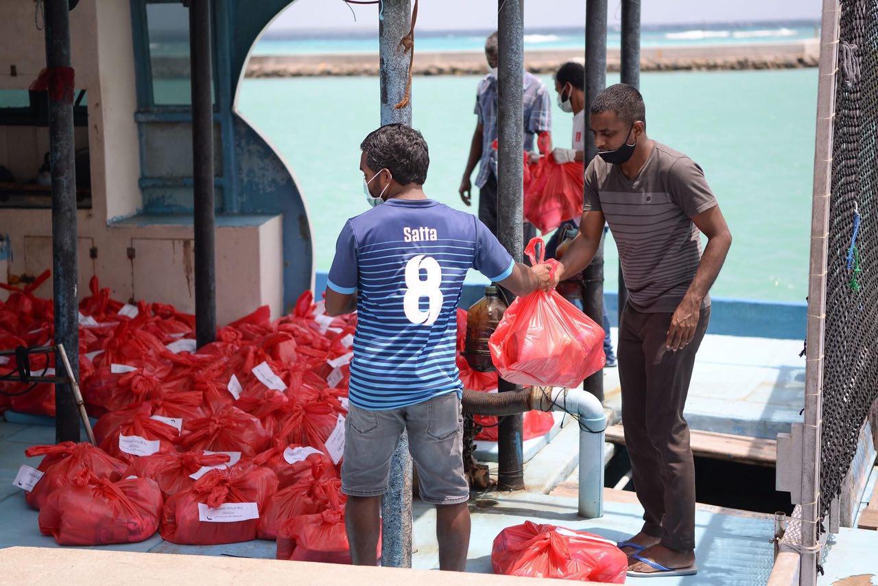 ފުނަދޫ ރައްޔިތުންގެ ފަރާތުން އެހީގެ ތަކެތި ހަދިޔާ ކުރަނީ