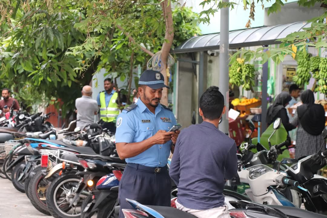 ލާޒިމް ނޫން ތަންތަނުގައި ހެލްމެޓް އަޅައިގެން ދުއްވާ މީހުން ބަލައި ފާސްކުރަނީ