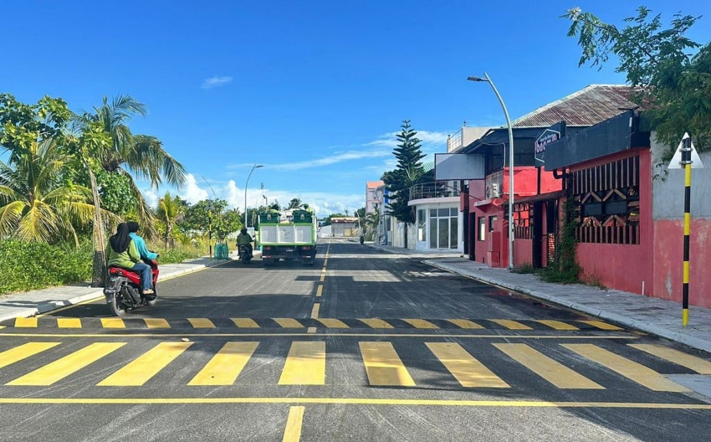 ގދ. ތިނަދޫގައި ލައިސެންސް ނެތް މީހަކު ދުއްވި ސައިކަލަކުން ޖެހި ކުޑަކުއްޖަކަށް ފަރުވާދެނީ