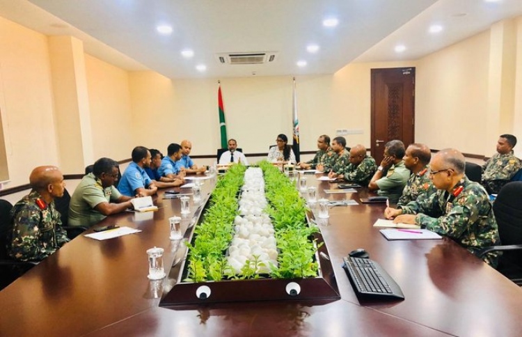 ޑިފެންސް މިނިސްޓަރު މާރިޔާ އަހުމަދު ދީދީ އާއި ހޯމް މިނިސްޓަރު އިމްރާން އަބުދު ﷲ ފުލުހުންނާއި ސިފައިން އިސްބޭފުޅުންނާއި ބައްދަލުކުރައްވަނީ