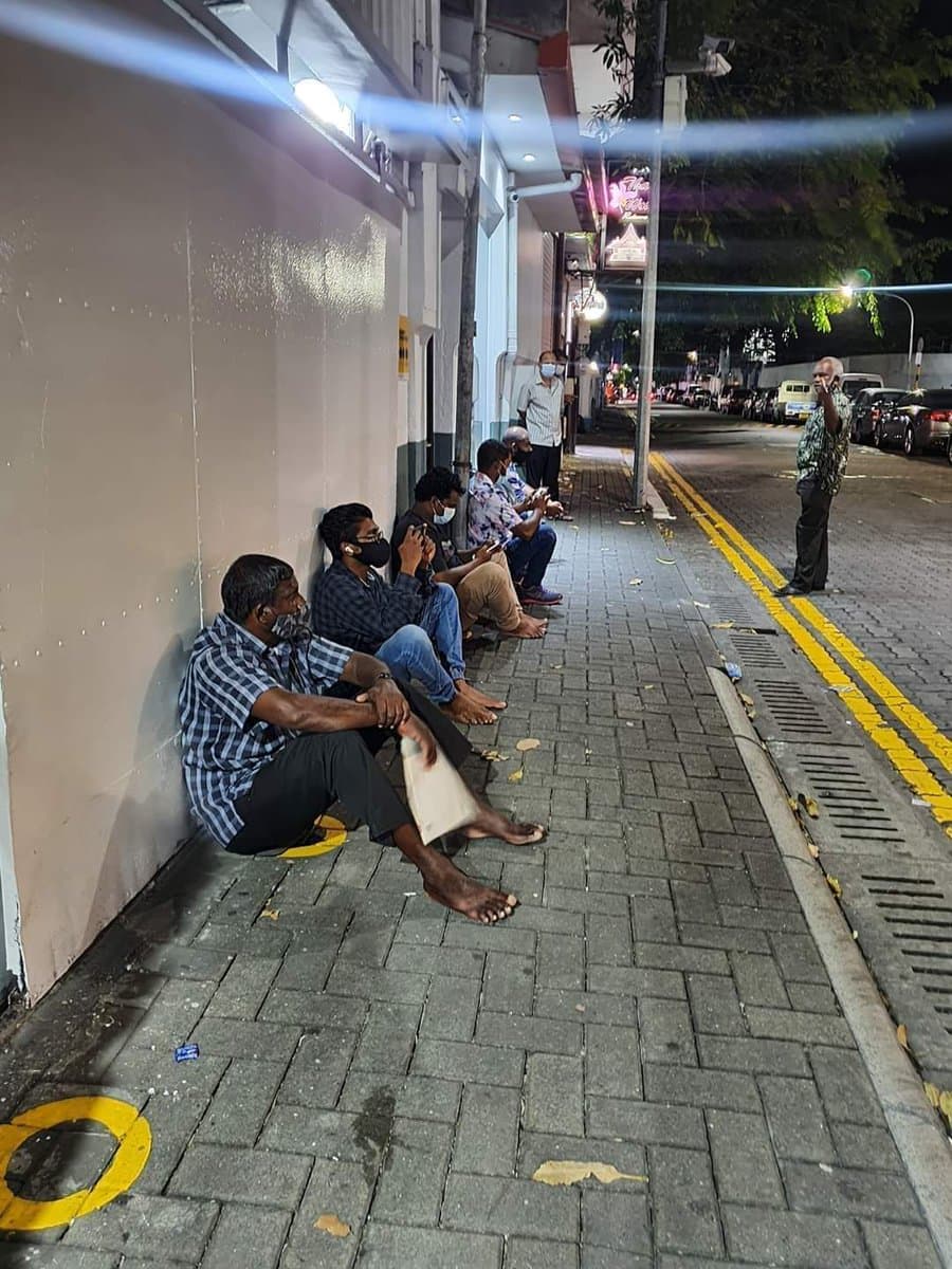 މާލޭގައި ހުންނަ އިންޑިއާ ހައިކޮމިޝަން ކައިރީގައި އޮންނަ ކަމަށް ބުނާ ވިސާ ކިއޫ (ފޮޓޯ: ސޯޝަލް މީޑިއާ)