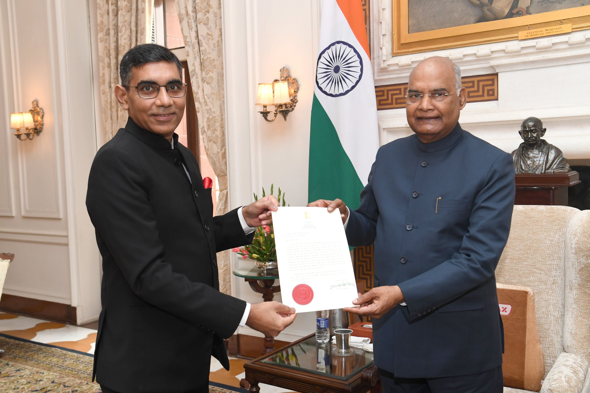 ރާއްޖެއަށް ކަނޑައެޅި އިންޑިޔާގެ އައު ސަފީރަށް ފަތްކޮޅު އަރުވައިފި