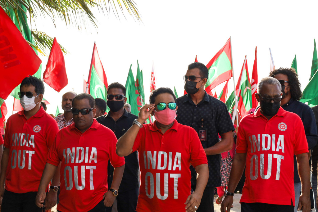 ރައީސް ޔާމީން ވަކިކަހަލަ ޓީޝާޓެއް ތުރުކުރައްވާ މައްސަލައެއް މަޖިލީހަށް!