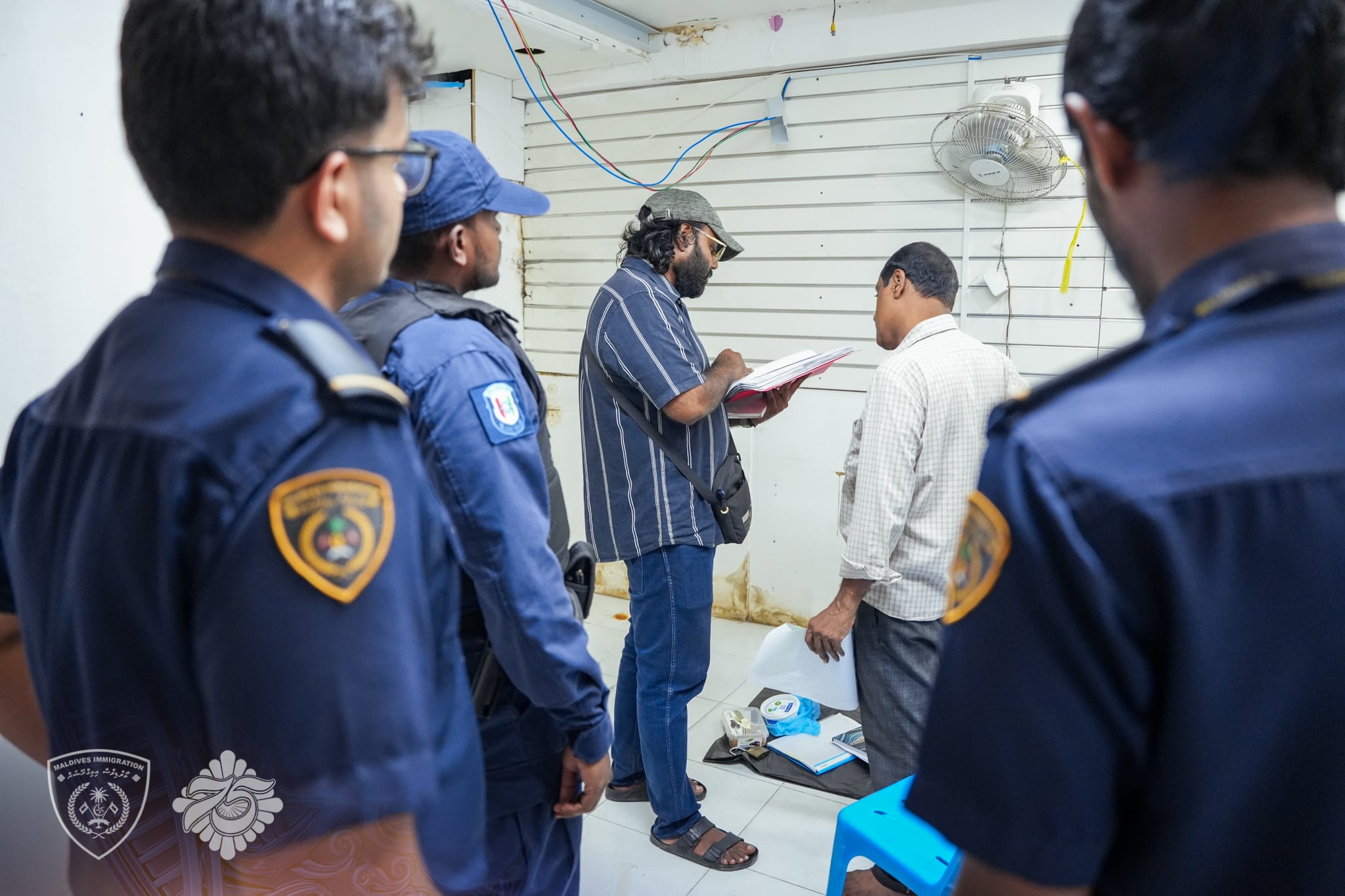 މާލޭގެ 04 ވިޔަފާރިއެއް ޗެކްކޮށް ބިދޭސީއަކު އިމިގްރޭޝަންގެ ބެލުމުގެ ދަށަށް