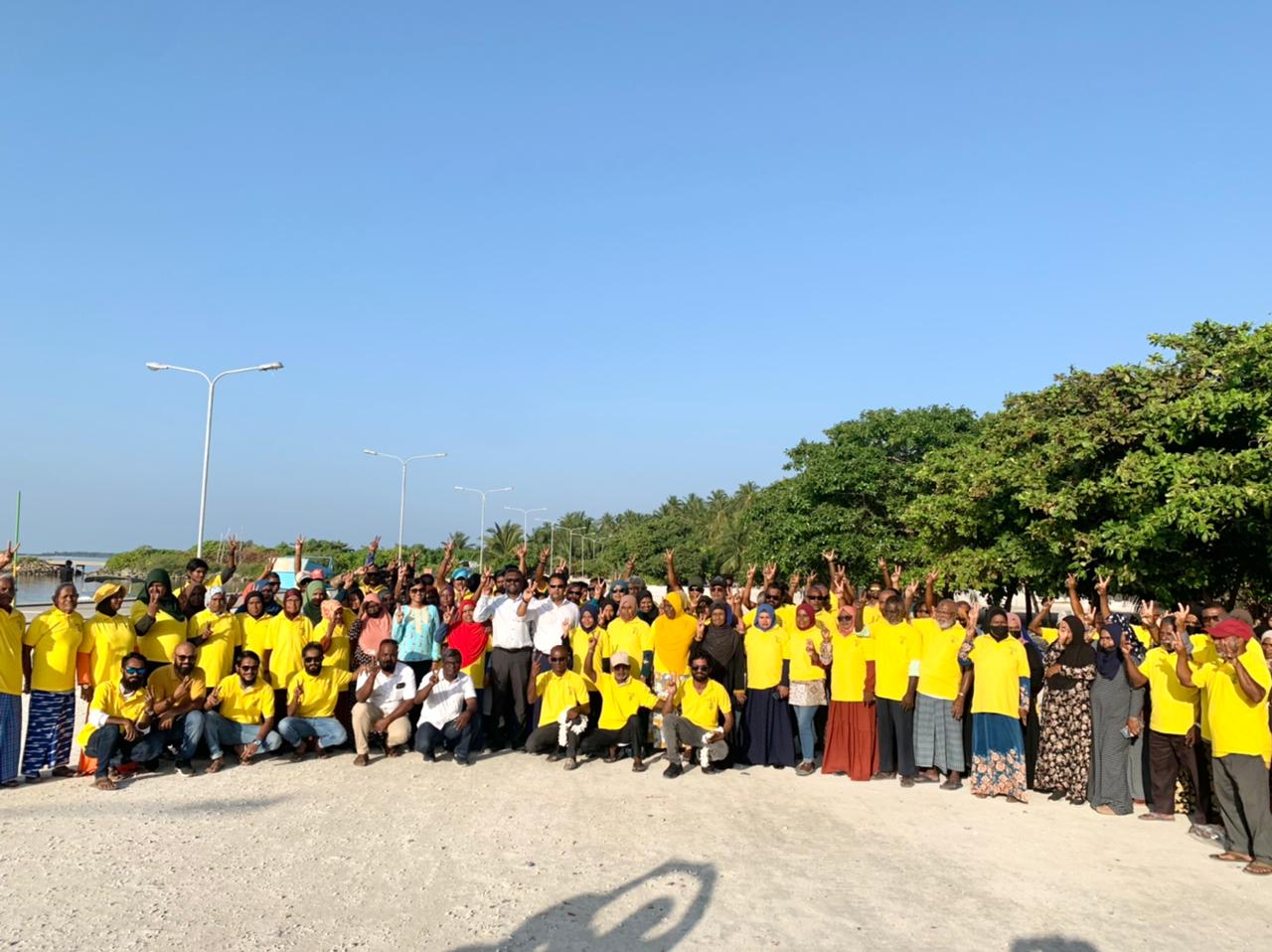 ފައްޔާޒަށް މަރުހަބާކިޔަން ނުކުމެތިބި ބަޔަކާއިއެކު ފައްޔާޒުގެ ޓީމް