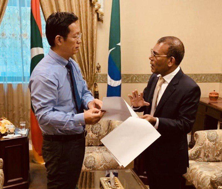 ޗައިނާ ސަފީރާއި ރައީސް ނަޝިދު ބައްދަލު ކުރައްވަނީ