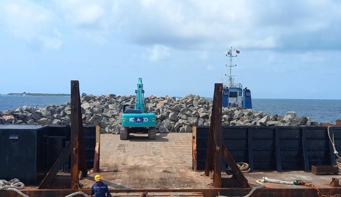 ދަރަވަންދޫ ގޮނޑުދޮށް ހިމާޔަތްކުރުމަށް ބޭނުންވާ ބޮޑުހިލައިގެ ފުރަތަމަ ޝިޕްމަންޓް ގެންގޮސްފި