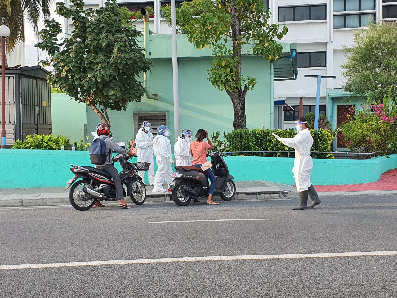 ކޮވިޑް ޓެސްޓު ހެދުމަށް ސާމްޕަލް ނެގުން. (ފޮޓޯ: ޝާހް، ރަސްއޮންލައިން).