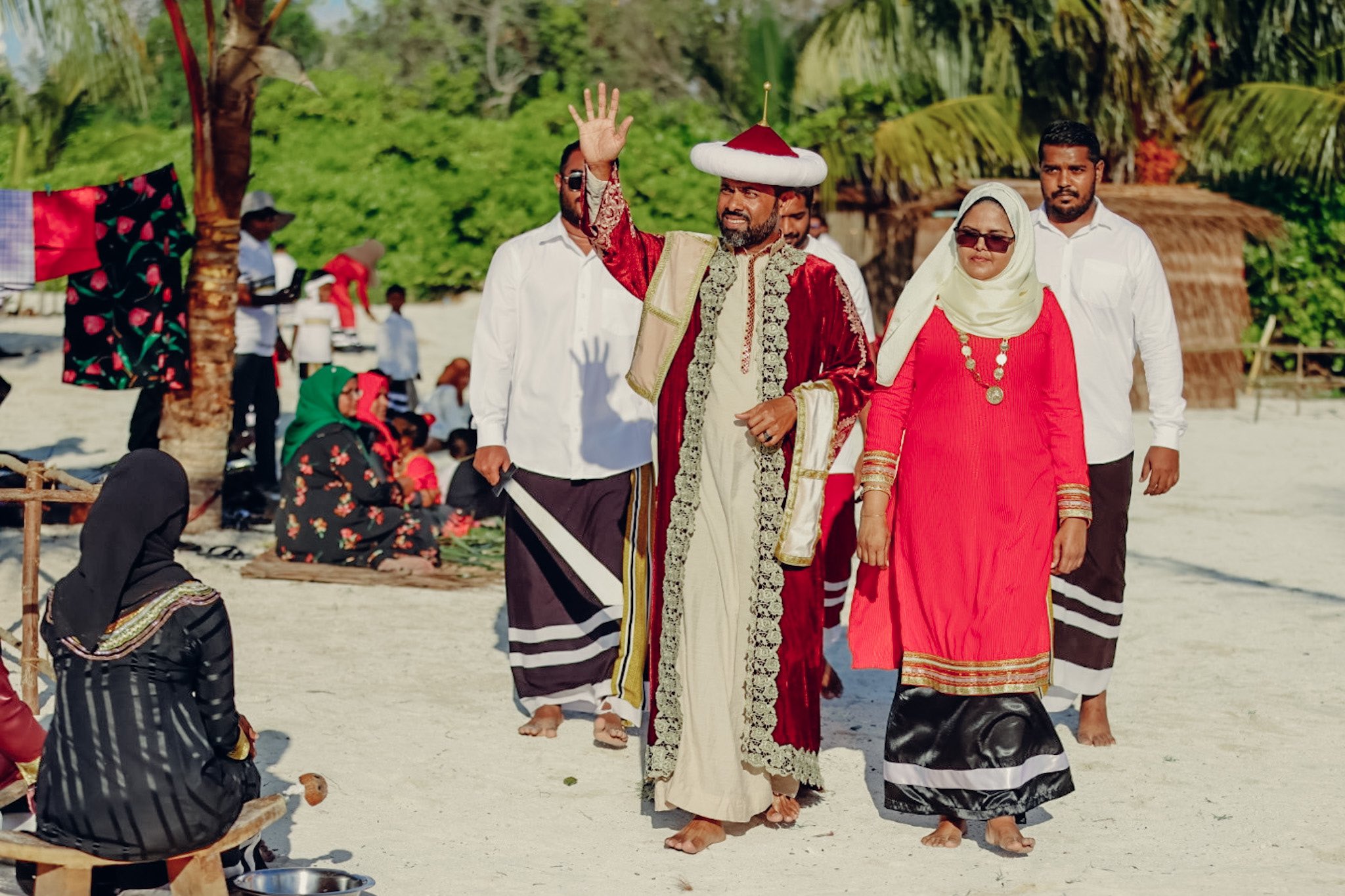 ރަށަކަށް ޒިޔާރަތްކުރި ފަތުރުވެރިންތަކަކަށް މަރުޙަބާ ކިޔަނީ