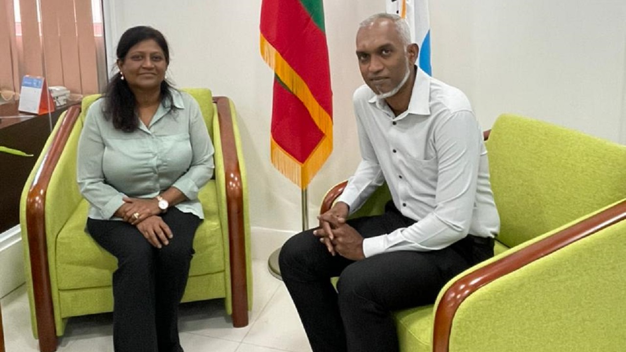 މޭޔަރ އިލެކްޓް ޑރ. މުއިއްޒު (ކ) އާއި މޭޔަރު ޝިފާ (ވ)