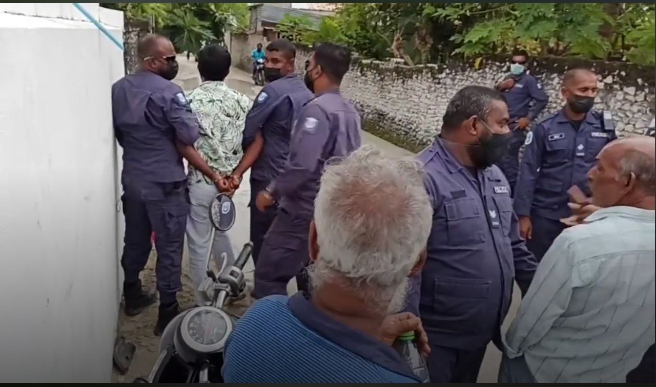 ރައީސްގެ އިސްތިއުފާއަށް ގޮވާލައި ކުޅުދުއްފުށީގައި ދަމާފައިހުރި ބެނާއަކާއެކު މީހަކު ހައްޔަރުކޮށްފި