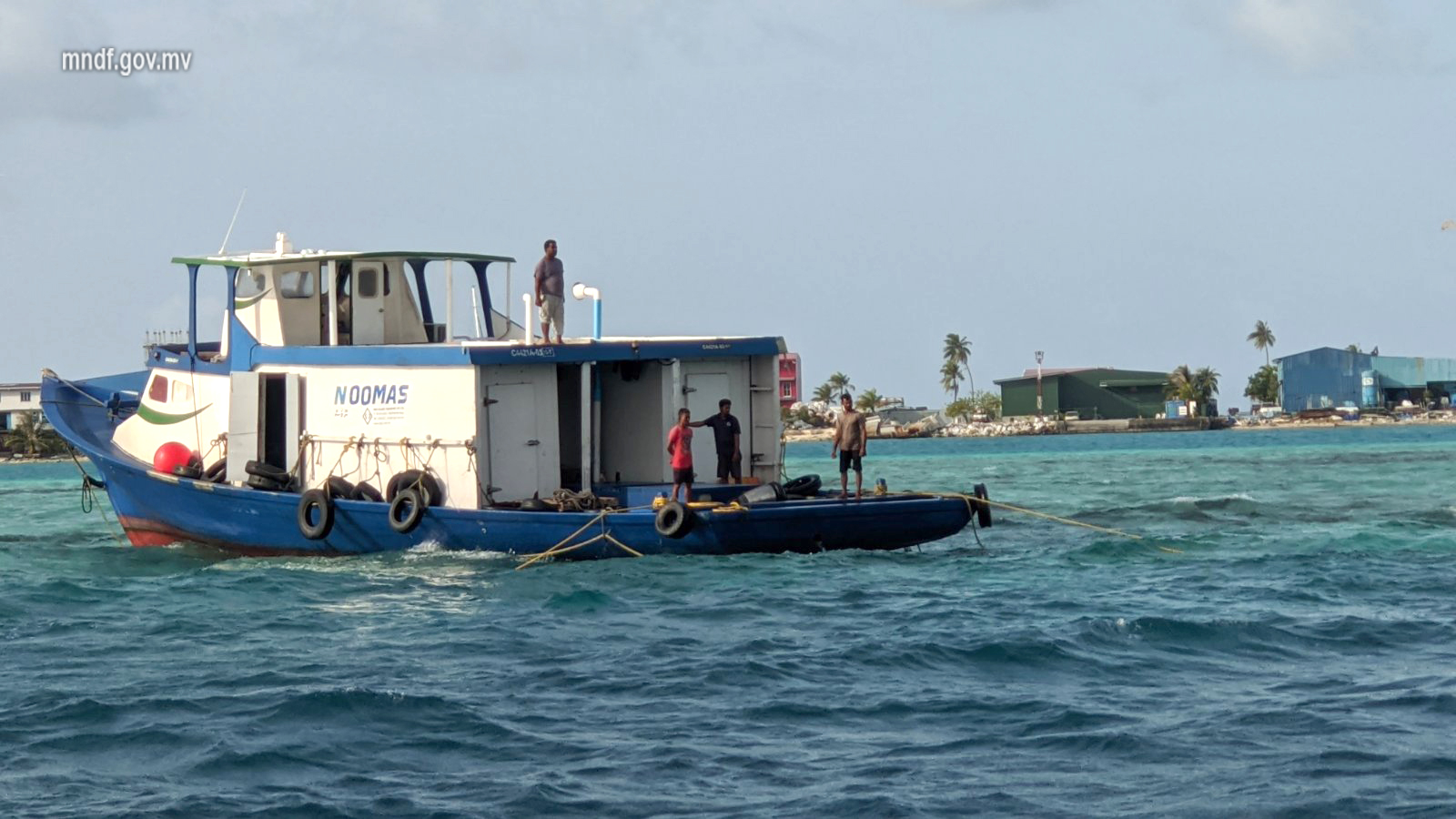 ފަރަށް އަރާފައިވާ "ނޫމަސް" ދޯނި (ފޮޓޯ: އެމްއެންޑީއެފް)